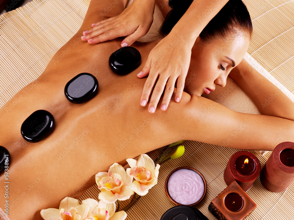 Hot Stone Massage 1 Masaje con Piedras Calientes: Relajación Profunda y Terapia de Calor para Cuerpo y Mente