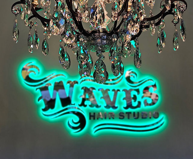 Waves Hair Studio & Spa 1 Waves Hair Studio & Spa – Elegante salón de peluquería y spa con tratamientos capilares de lujo