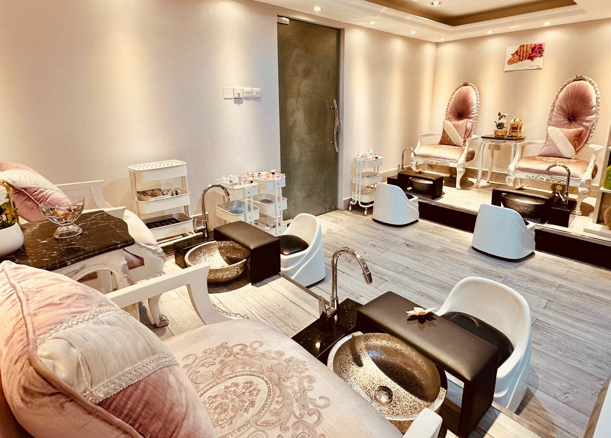 Imagen de Salon y Spa Relajante: Ambiente de Bienestar, Masajes y Tratamientos de Belleza
