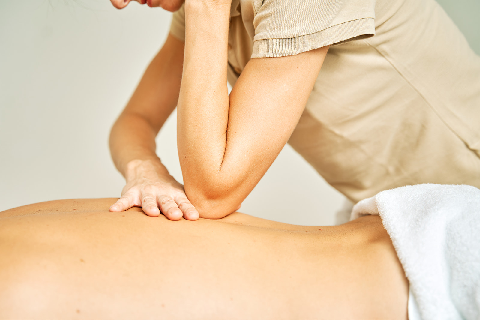 Masaje de Tejidos Profundo: Técnica, Beneficios y Guía para Aliviar Tensión Muscular