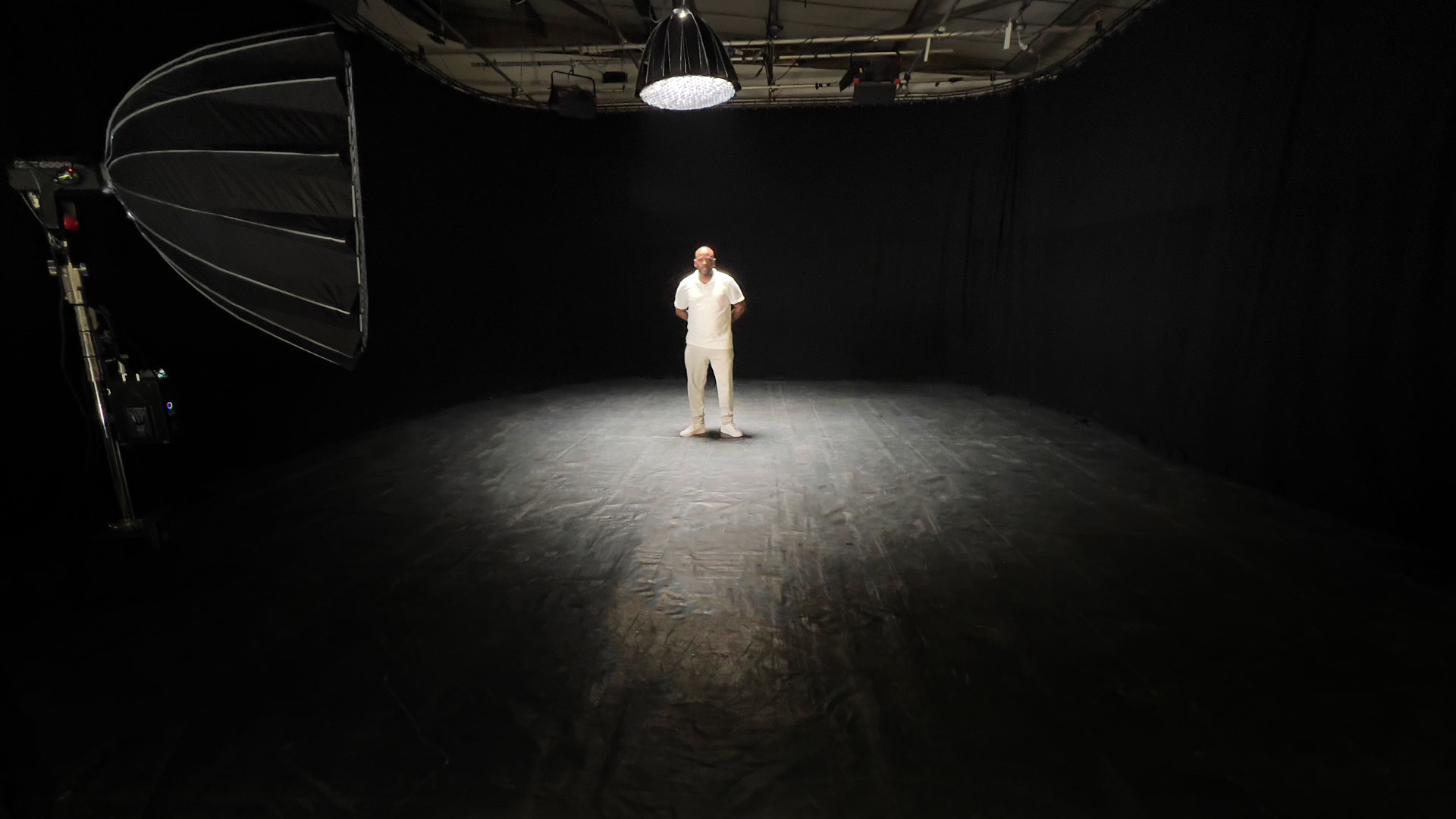 Black OT STUDIO: Imagen de estudio negro con estilo moderno y elegante