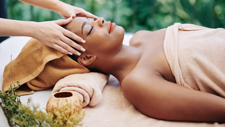 Fenix Esthetic: Belleza y estilo elegante - Diseño de logotipo y branding para salón de estética