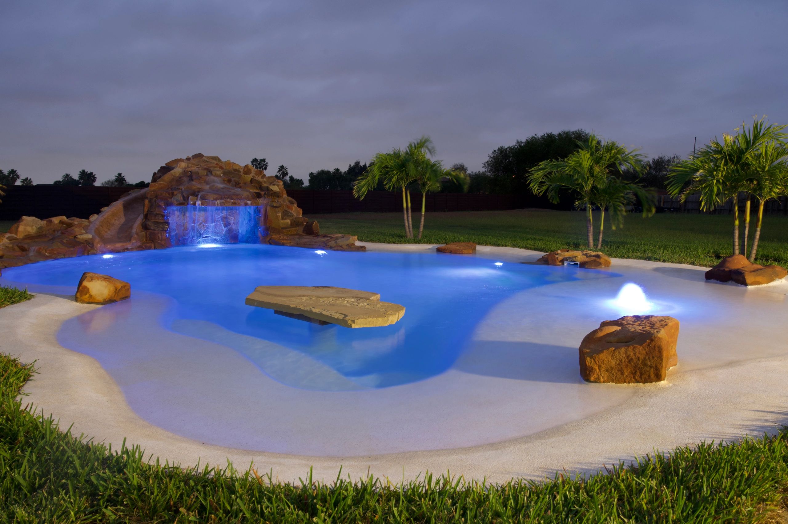 Alvarez Pools & Spas 1 Alvarez Pools & Spas: Piscinas y Spas de lujo, diseño personalizado e instalación profesional