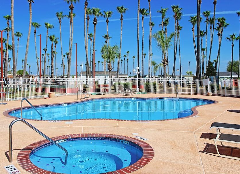 Victoria Palms Inn & Suites – Hotel de lujo en Palm Springs, habitaciones elegantes y vistas panorámicas