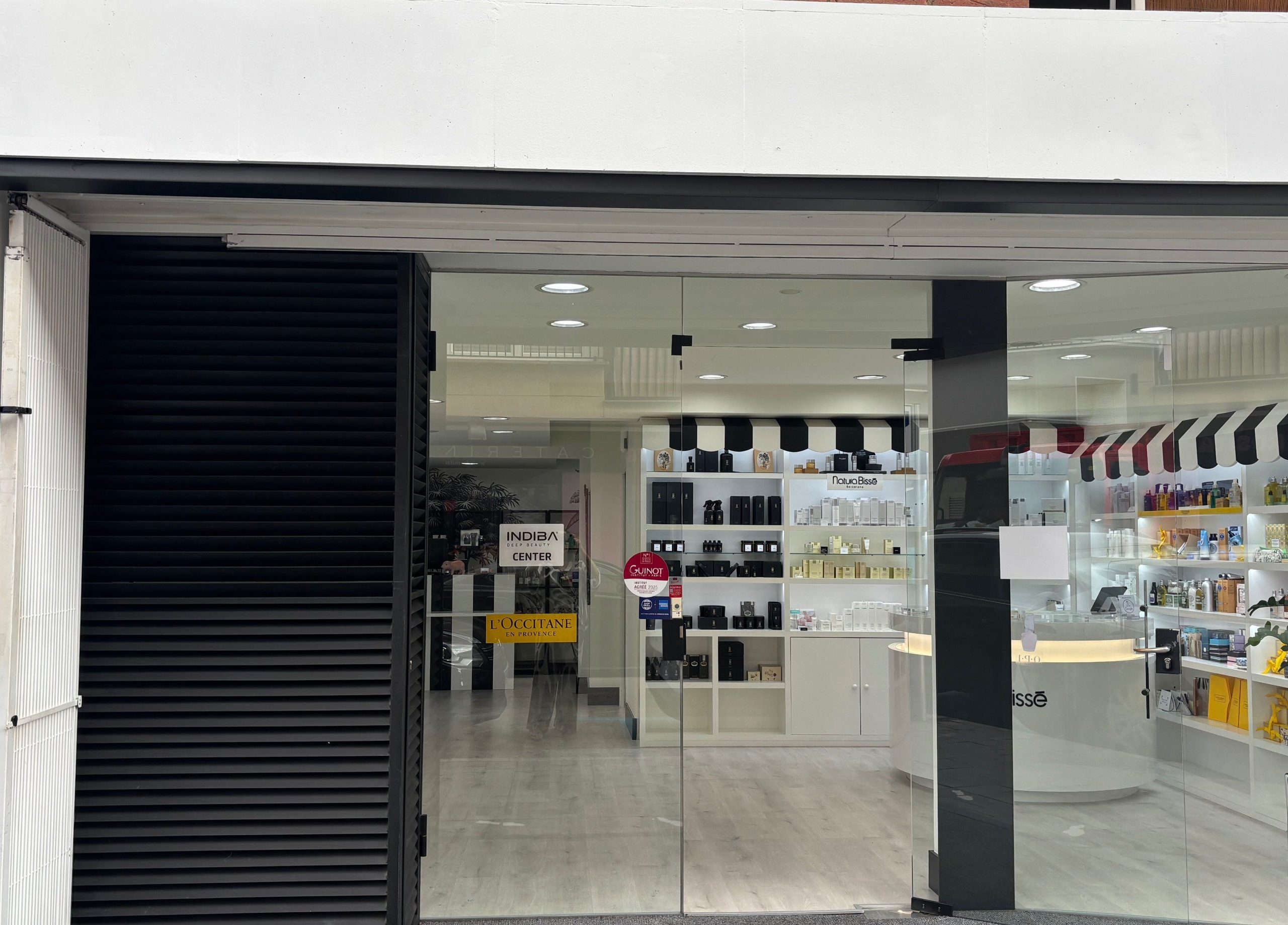 Beauty Studio 300 1 Beauty Studio 300: Salón de Belleza Moderno con Equipos de Alta Tecnología