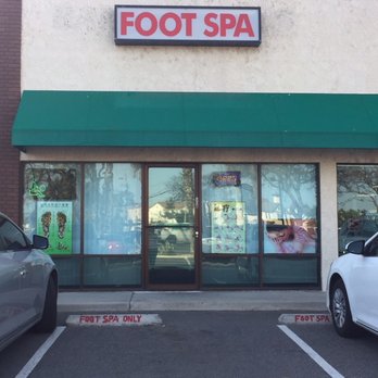 Spa de pies en río: relajación natural, terapia de agua y masajes para pies cansados